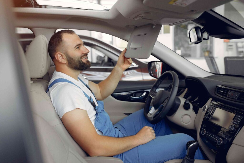איש מקצוע נוהג ברכב עבודה של העסק
